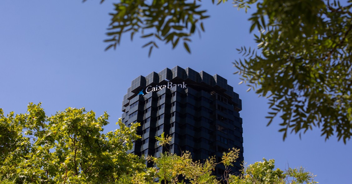 Archivo - Fachada de la sede de CaixaBank en la Avenida Diagonal de Barcelona.