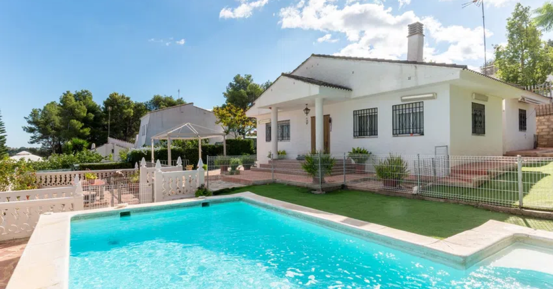 Casa con jardín y barbacoa