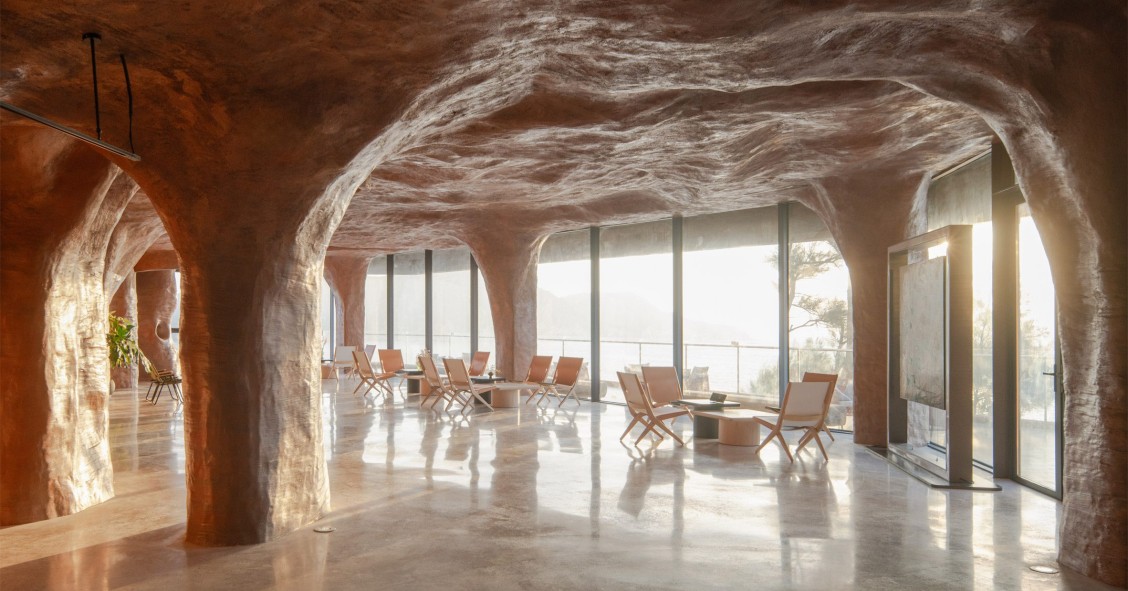 La Blue Insight Cave Space, diseñada por el estudio 3andwich Design, es una estructura ubicada en un pequeño saliente de tierra en la costa de Fujian (China).