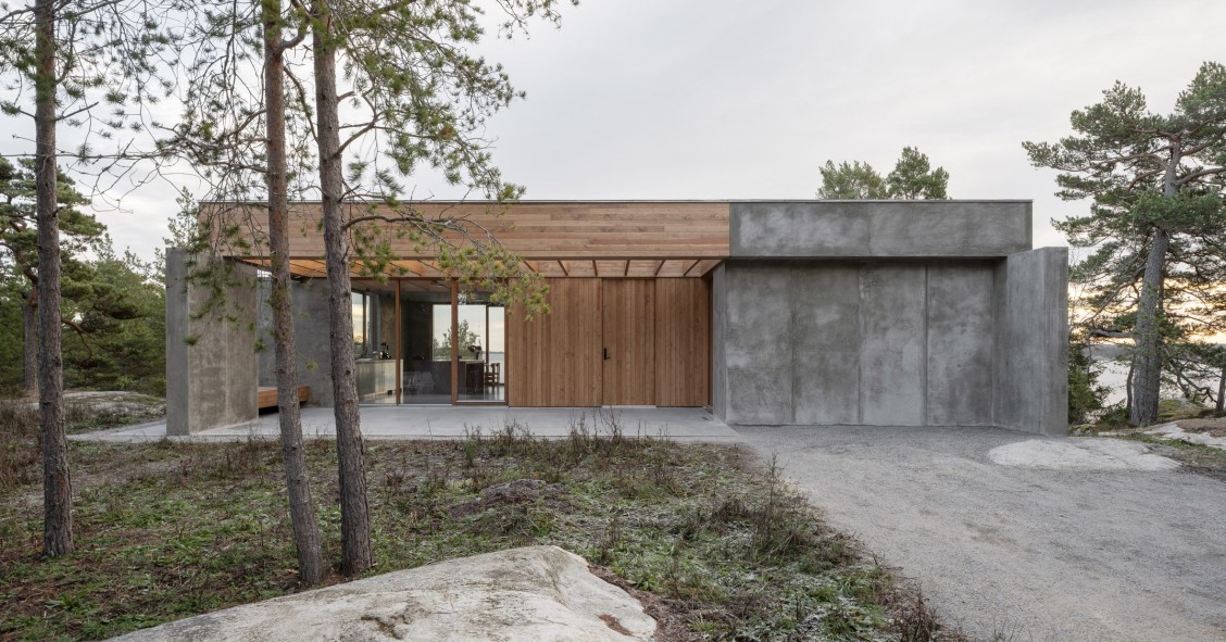 La House Djurö ha sido diseñada por el estudio sueco Campus, sobre el terreno que antes ocupaba una antigua vivienda, respetando su escala y huella.