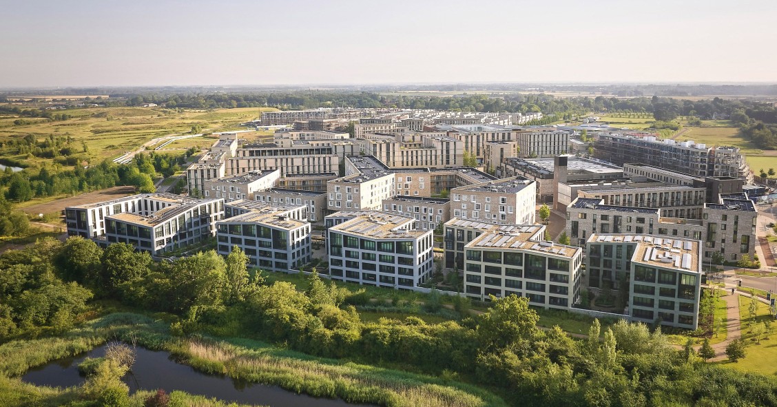 Rubicon Housing es un conjunto residencial situado en el límite de desarrollo de Eddington, en Cambridge, diseñado por el estudio Alison Brooks Architects.