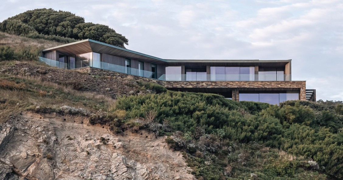 Two-Family House está diseñada por Rundell Associates y está levantada en lo que fue una antigua cantera en la costa norte de Cornualles.