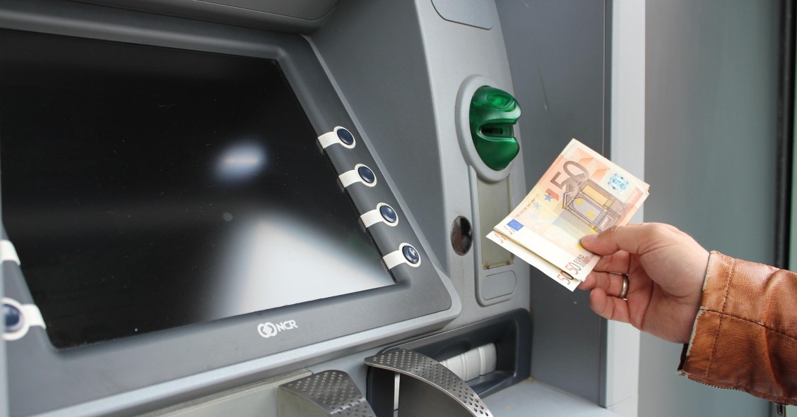 Familiar sacando dinero de un cajero automático tras el fallecimiento de un familiar, posible aceptación tácita de herencia
