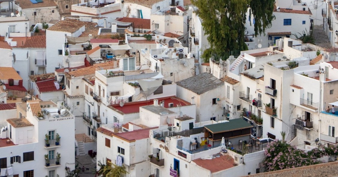 Ibiza, del mega lujo a las chabolas: así es la crisis de vivienda que sufre la isla