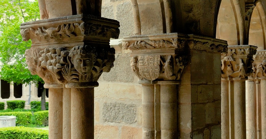 etalle de varios capiteles del claustro