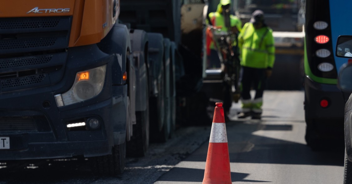 Dos trabajadores, a 24 de julio de 2025, en Madrid (España). 