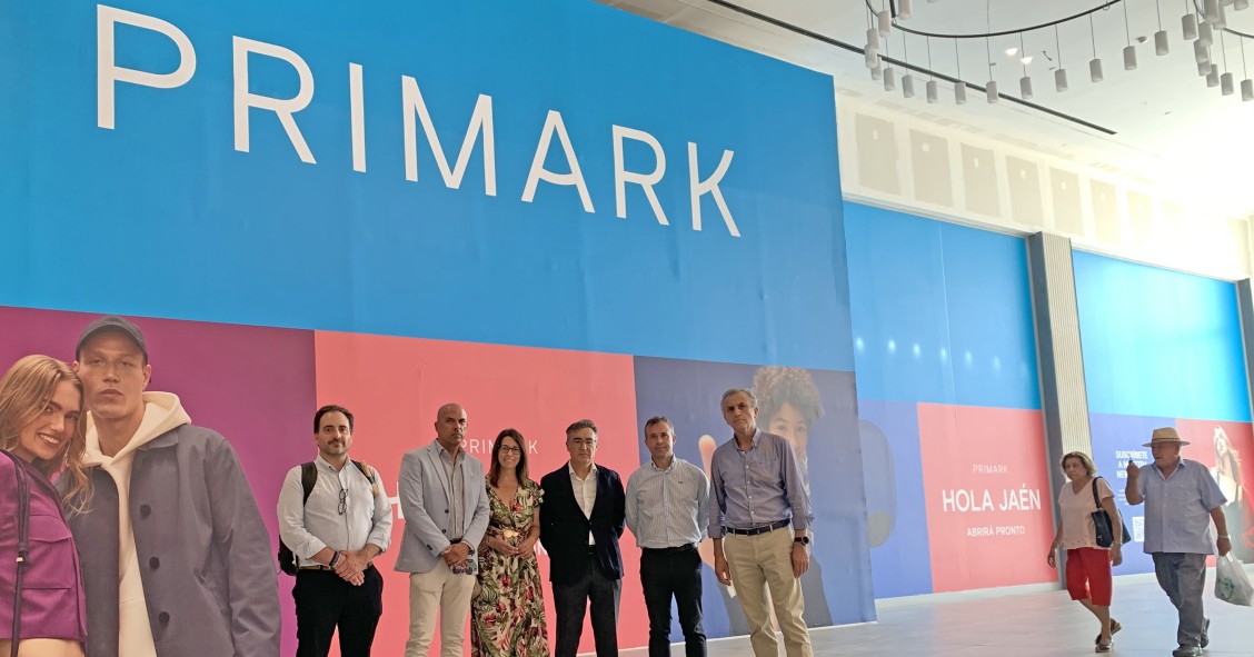 Visita del alcalde de Jaén, Julio Millán, a la nueva tienda de Primark