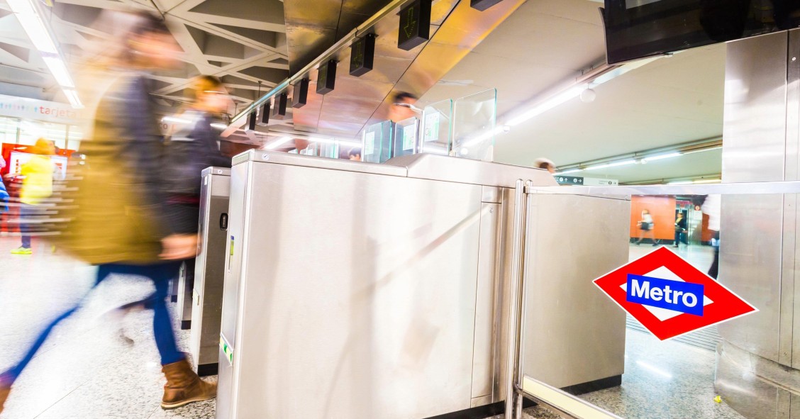Archivo - Tornos en una estación de Metro de Madrid