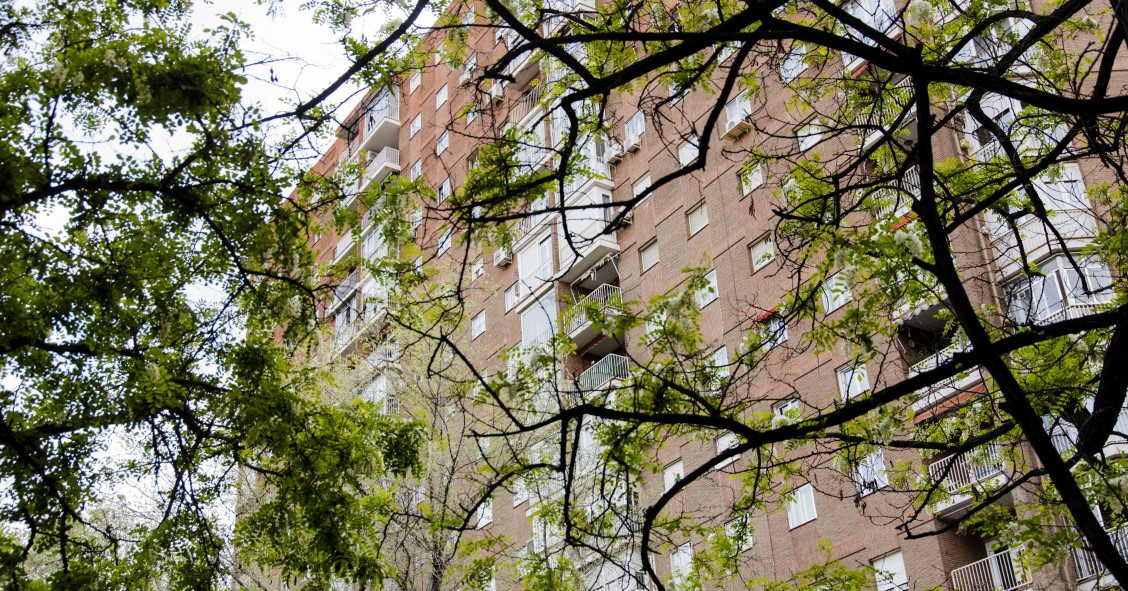 Archivo - Un edificio del distrito de Arganzuela, en Madrid (España)