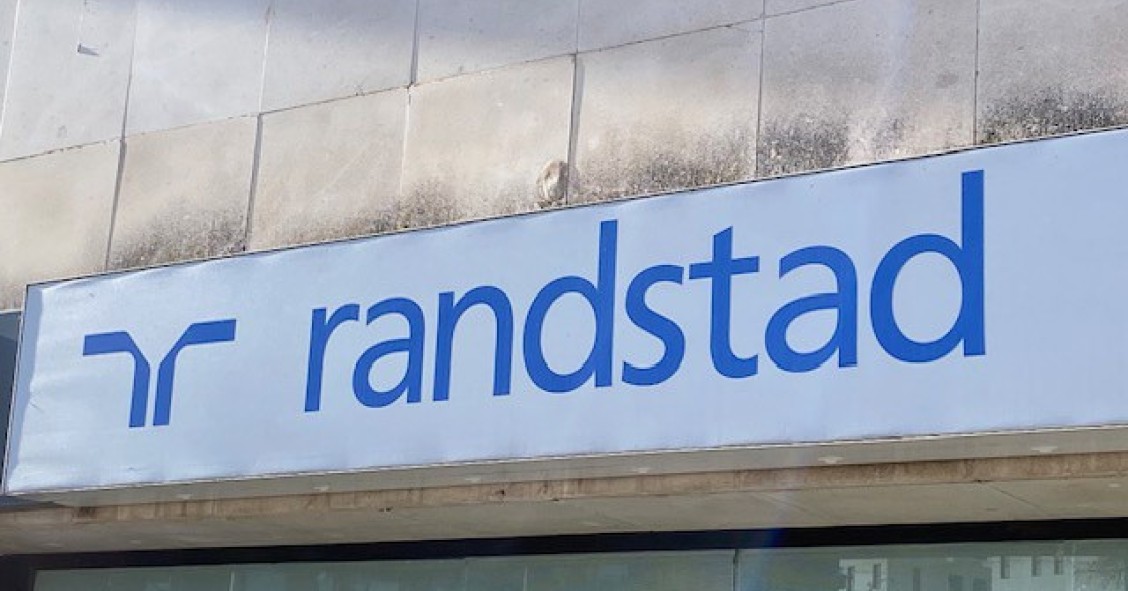 Archivo - Logo de Randstad en una de sus oficinas.