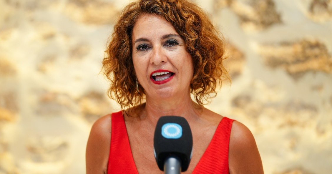 La vicepresidenta primera del Gobierno y ministra de Hacienda, María Jesús Montero, atiende a los medios en Rota (Cádiz).