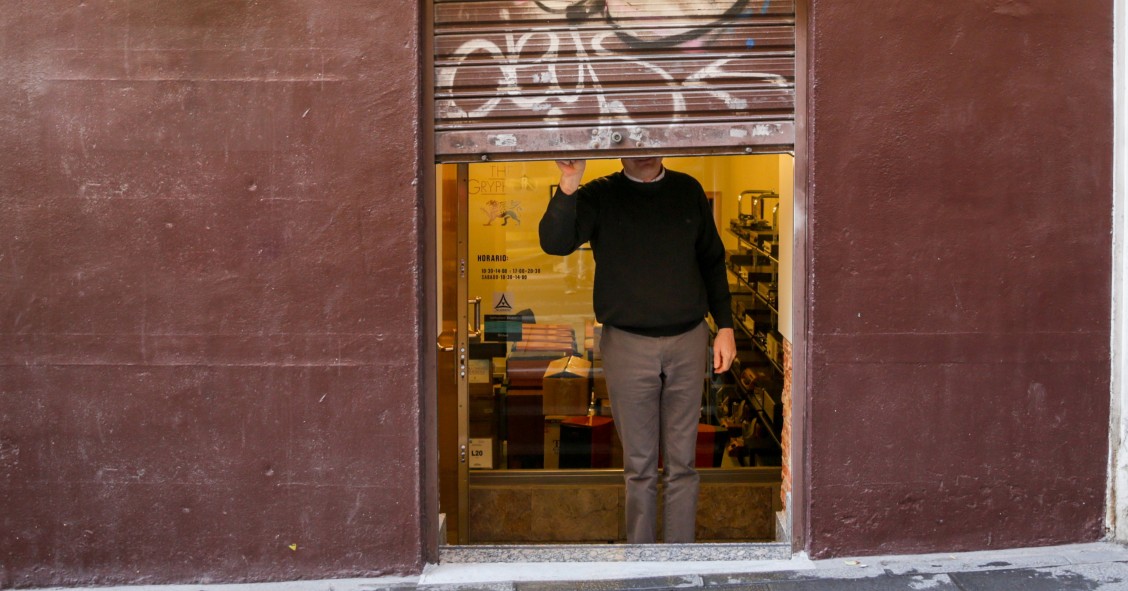 Archivo - Un autónomo echa el cierre de su negocio tras su jornada laboral