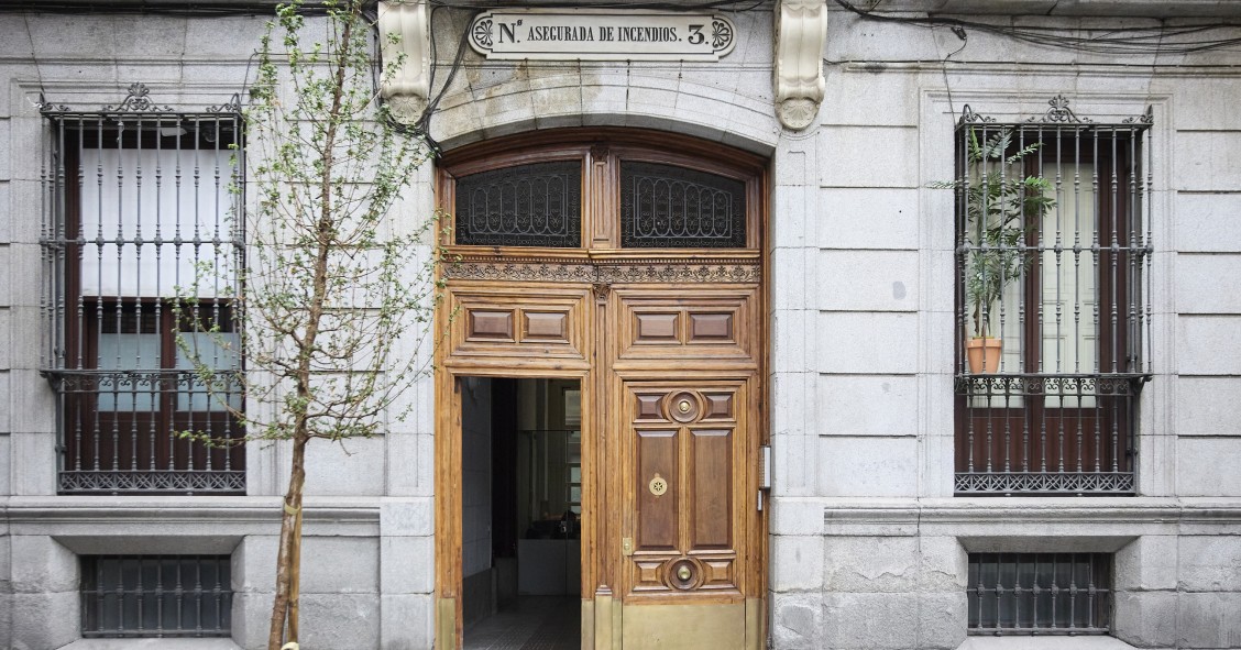 Archivo - Fachada de un bloque de viviendas, a 29 de octubre de 2024, en Madrid (España). 