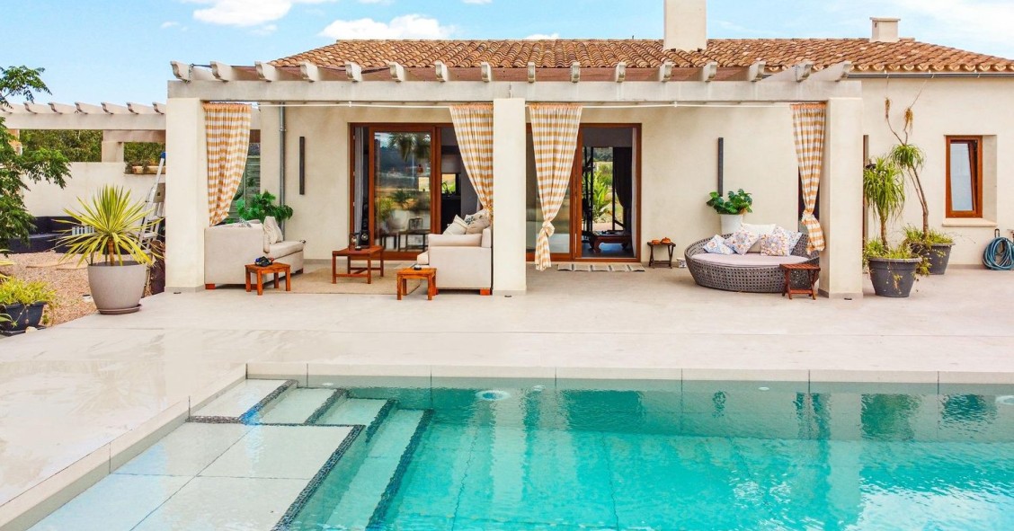Property with swimming pool in Spain
