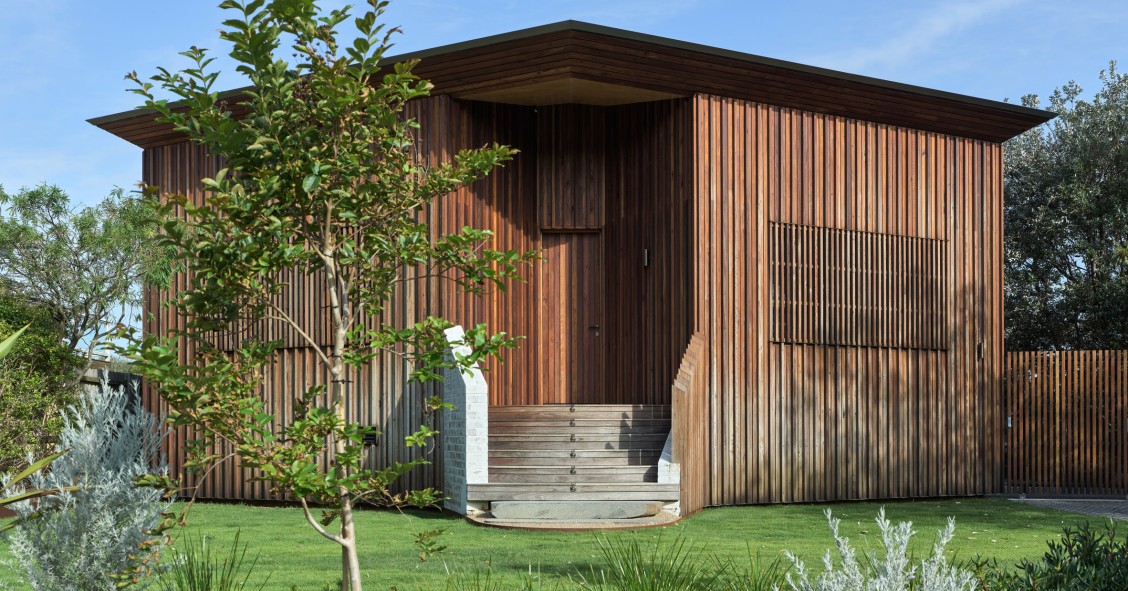 La peculiar construcción de la costa australiana, conocida como Cake House, ha sido recientemente renovada por el estudio Alexander Symes Architect.