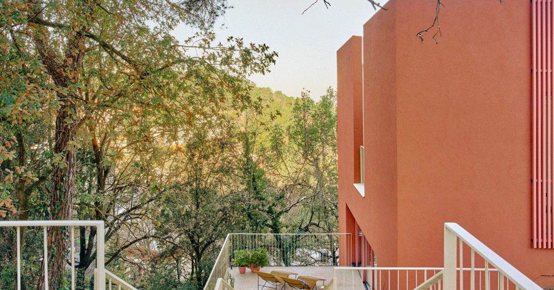 Ubicada cerca de Barcelona, la Casa Magarola ha sido diseñada por el estudio Raúl Sánchez Arquitectos con un revestimiento de color naranja.