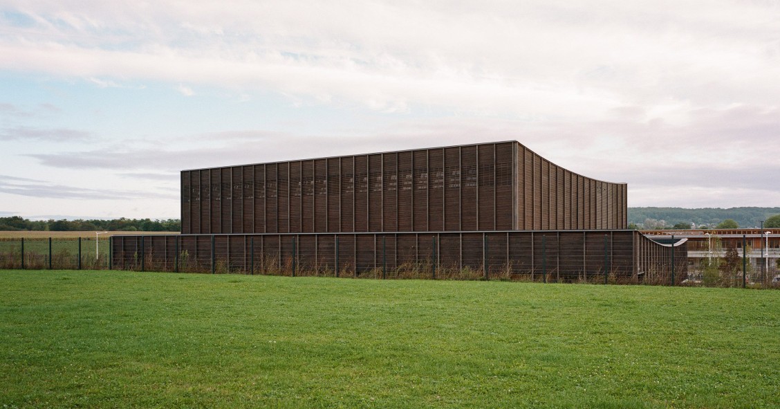 El gimnasio Marie Marvingt en Val d’Oise, en el norte de Francia, tiene buena influencia de la arquitectura agrícola y es obra del estudio Ateliers O-S Architectes.