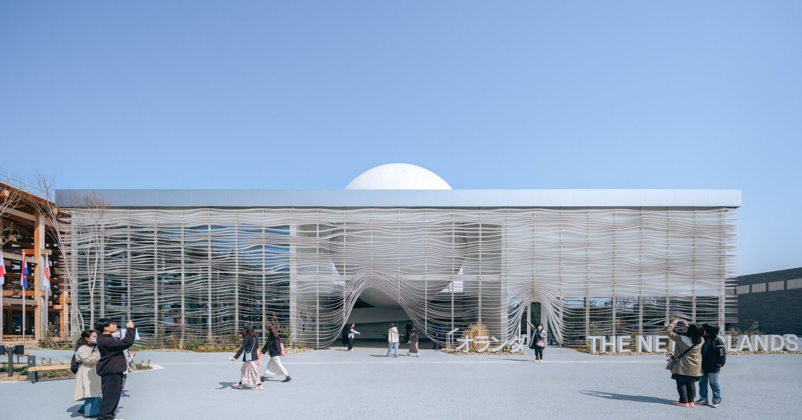 El pabellón neerlandés para la Expo de Osaka 2025, firmado por RAU Architects y Tellart, se extiende sobre 425 metros cuadrados, unas medidas cargadas de simbolismo.