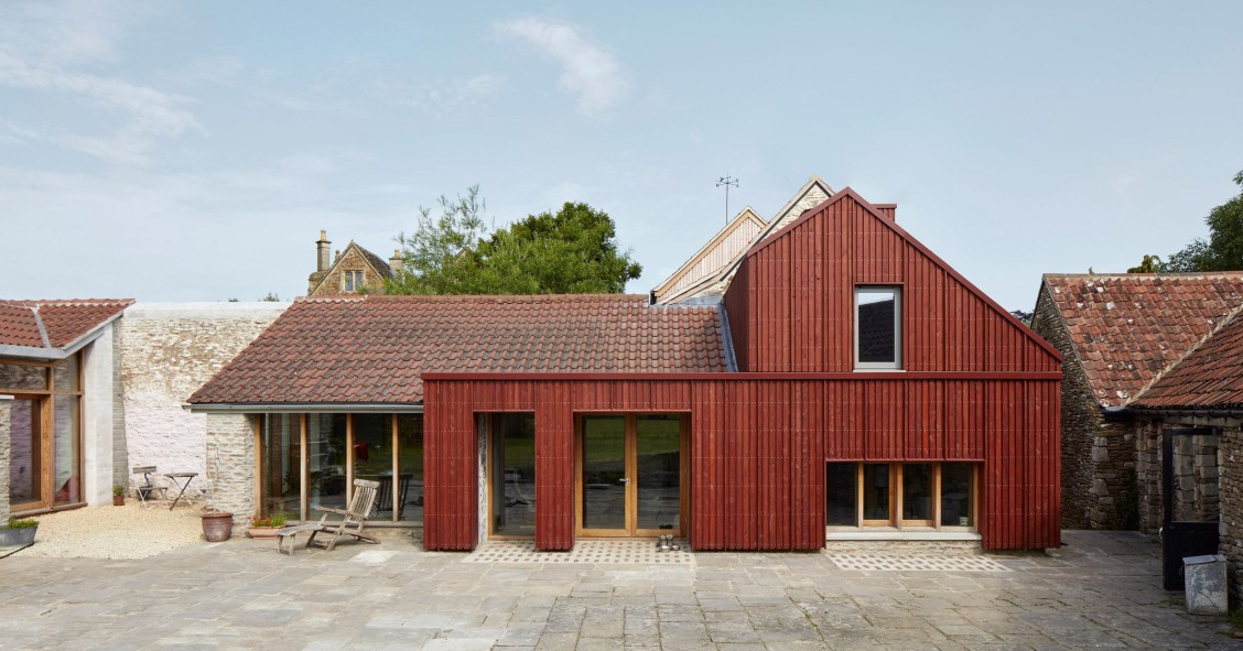 The Wool Hall se ubica en Beckington (Reino Unido), sobre un inmueble del siglo XVI rehabilitado por Tuckey Design Studio.