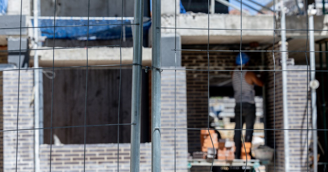 Archivo - Un obrero trabaja en la construcción de una vivienda nueva, a 29 de julio de 2025, en Madrid (España).
