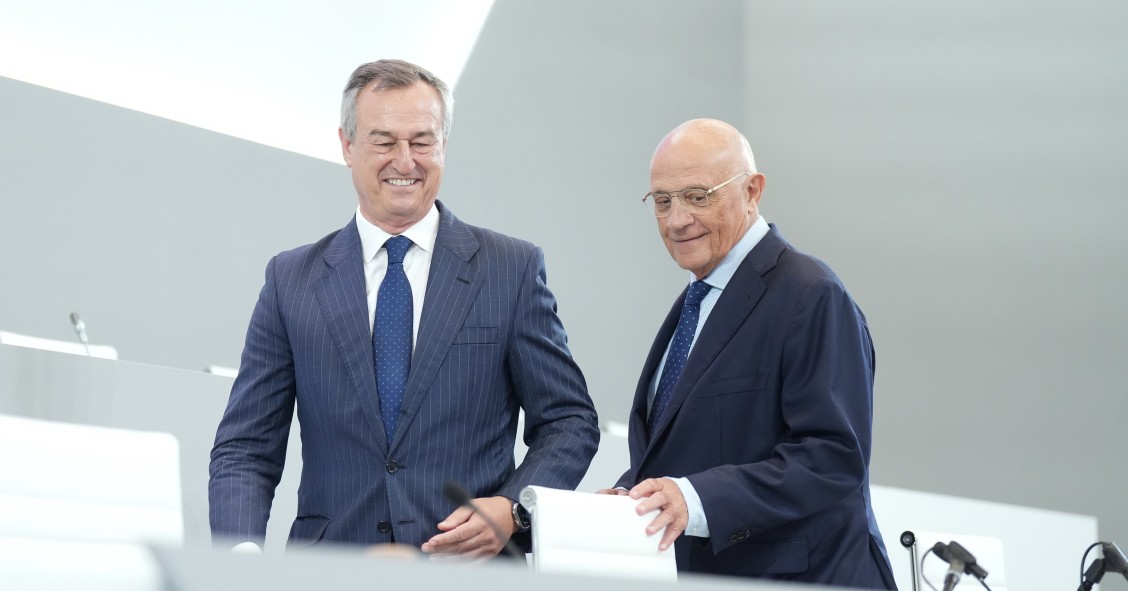 Archivo - El CEO del Banco Sabadell, César González-Bueno (i), y el presidente del Banco Sabadell, Josep Oliu (c), a 6 de agosto de 2025, en Sabadell, Barcelona, Catalunya (España).