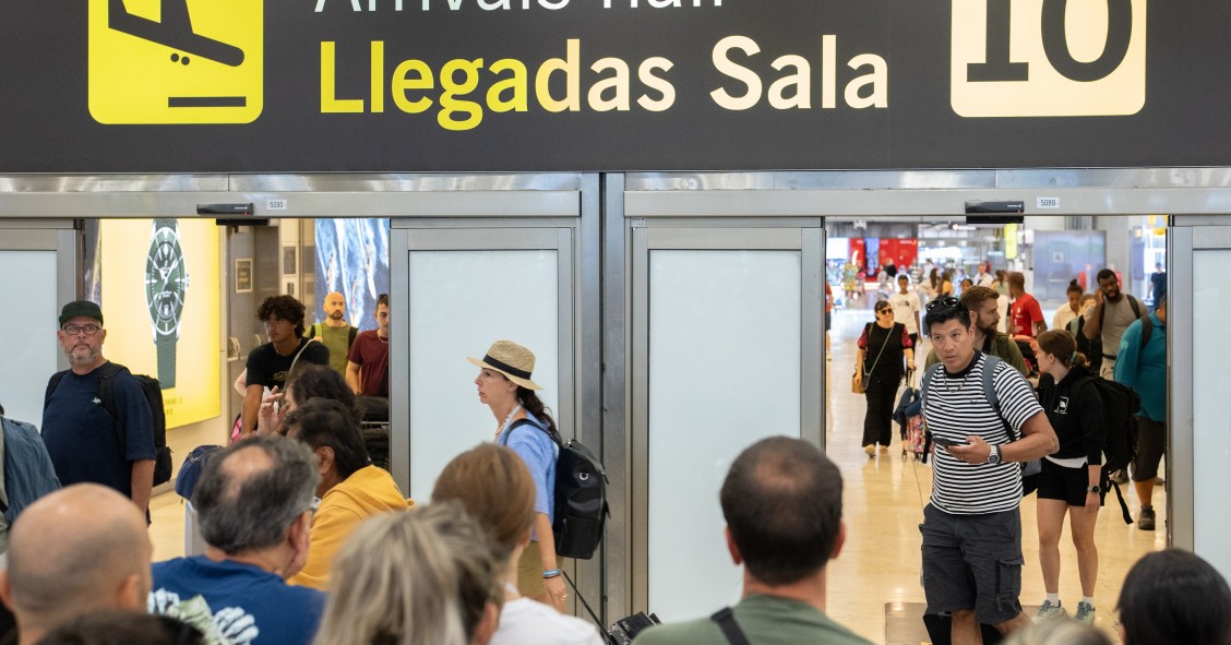 Varias personas esperan en las llegadas de la T4 en el Aeropuerto Adolfo Suárez Madrid-Barajas, a 31 de agosto de 2025, en Madrid (España). 