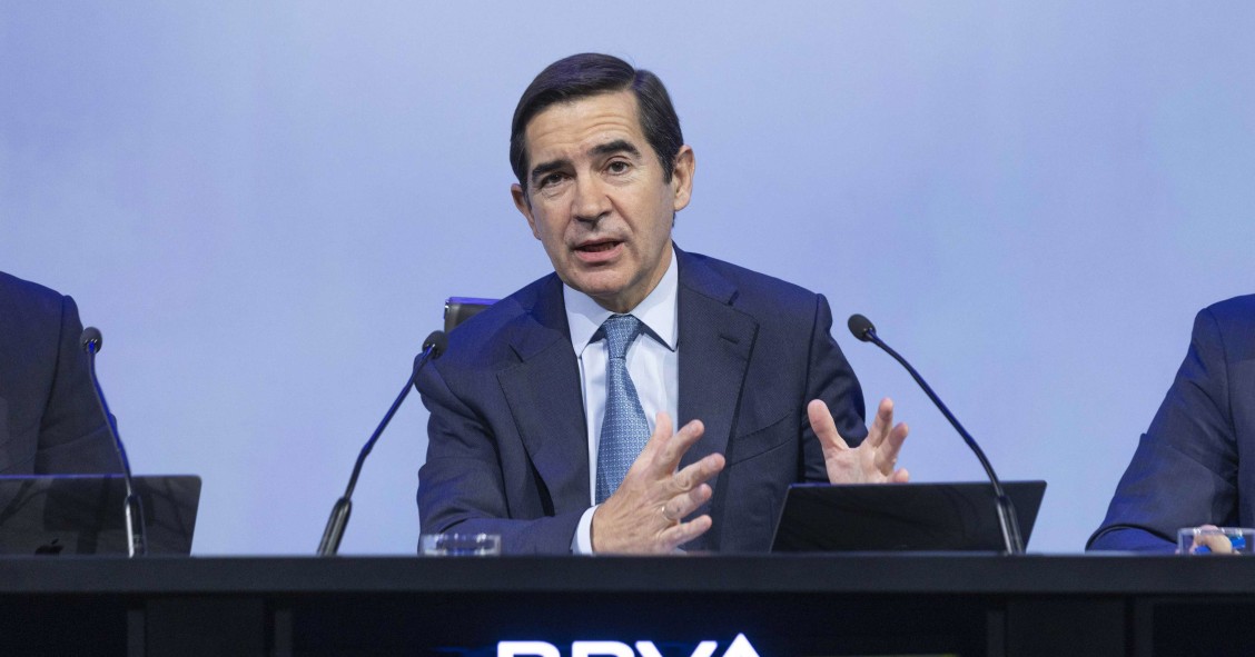 Archivo - El presidente del BBVA, Carlos Torres, durante una rueda de prensa, en la Comisión Nacional del Mercado de Valores (CNMV), a 9 de mayo de 2024, en Madrid (España). El consejo de administración de BBVA ha decidido formular una oferta pública de a