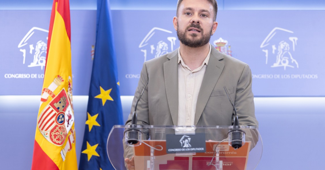 Archivo - El diputado de Compromis Alberto Ibáñez, durante una rueda de prensa, en el Congreso de los Diputados, a 22 de julio de 2025, en Madrid (España).