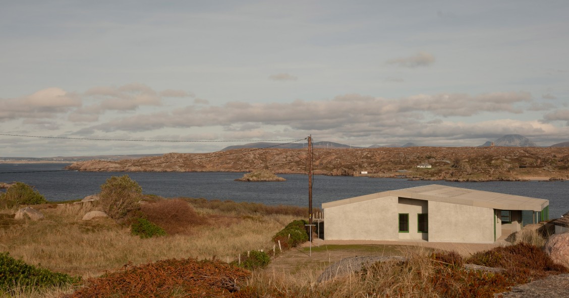 La casa ubicada en la isla de Cruit, frente a la costa noroeste de Irlanda, ha diso diseñada por el estudio Pasparakis Friel.