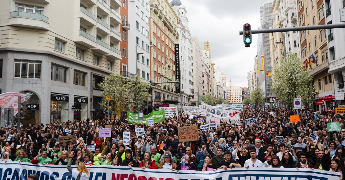 Cientos de personas durante una manifestación por la vivienda, desde Atocha, a 5 de abril de 2025, en Madrid (España). 
