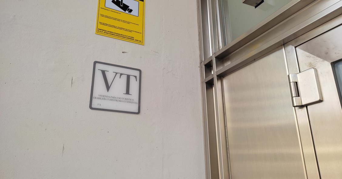 Archivo - Cartel de una vivienda turística