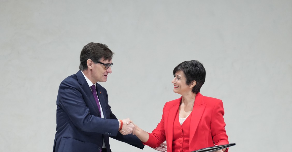 (I-D) El president de la Generalitat, Salvador Illa, i la ministra d'Habitatge i Agenda Urbana, Isabel Rodríguez, durant la signatura un protocol per a la gestió del patrimoni de l'Entitat Estatal d'Habitatge procedent de la Sareb, al Palau de la Ge