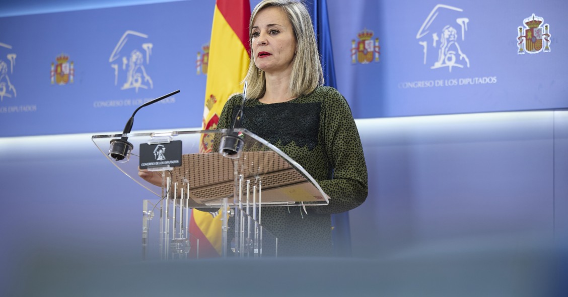 La diputada del grupo parlamentario de Sumar, Verónica Martínez Barbero, ofrece una rueda de prensa en el Congreso de los Diputados, a 21 de octubre de 2025, en Madrid (España).