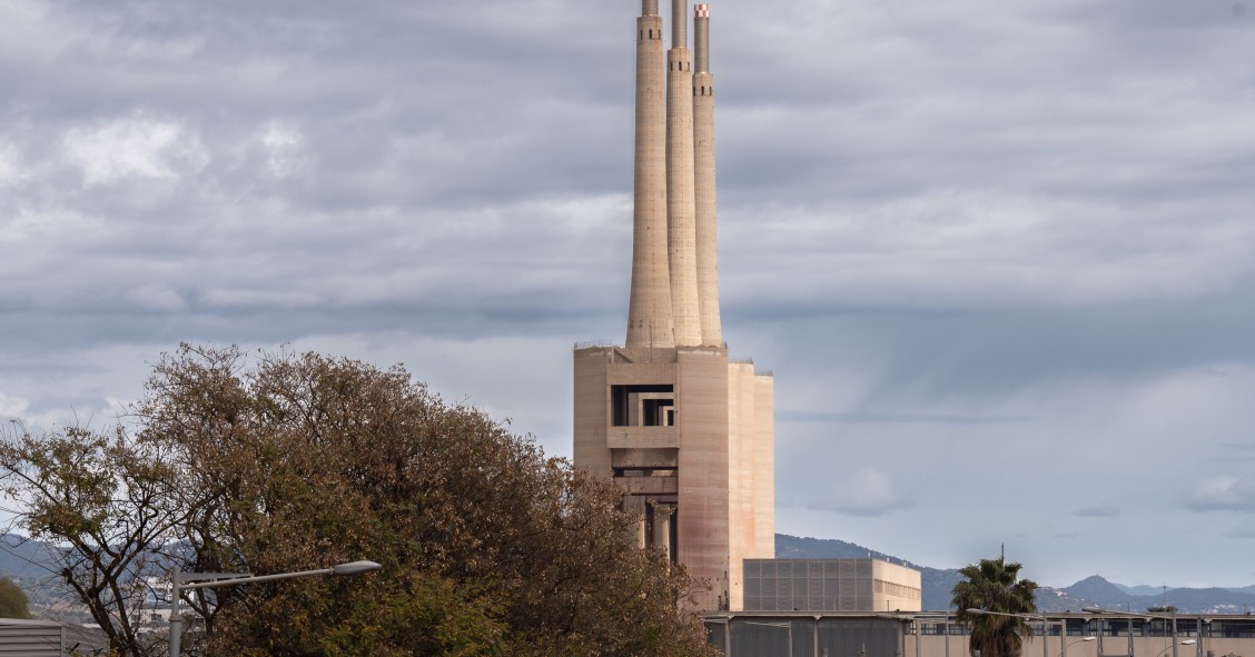 Inditex y Alcampo intercambiarán terrenos para nuevos proyectos en Sant Adrià (Barcelona) Archivo - Vista de las Tres Xemeneies de Sant Adrià de Besòs (Barcelona).