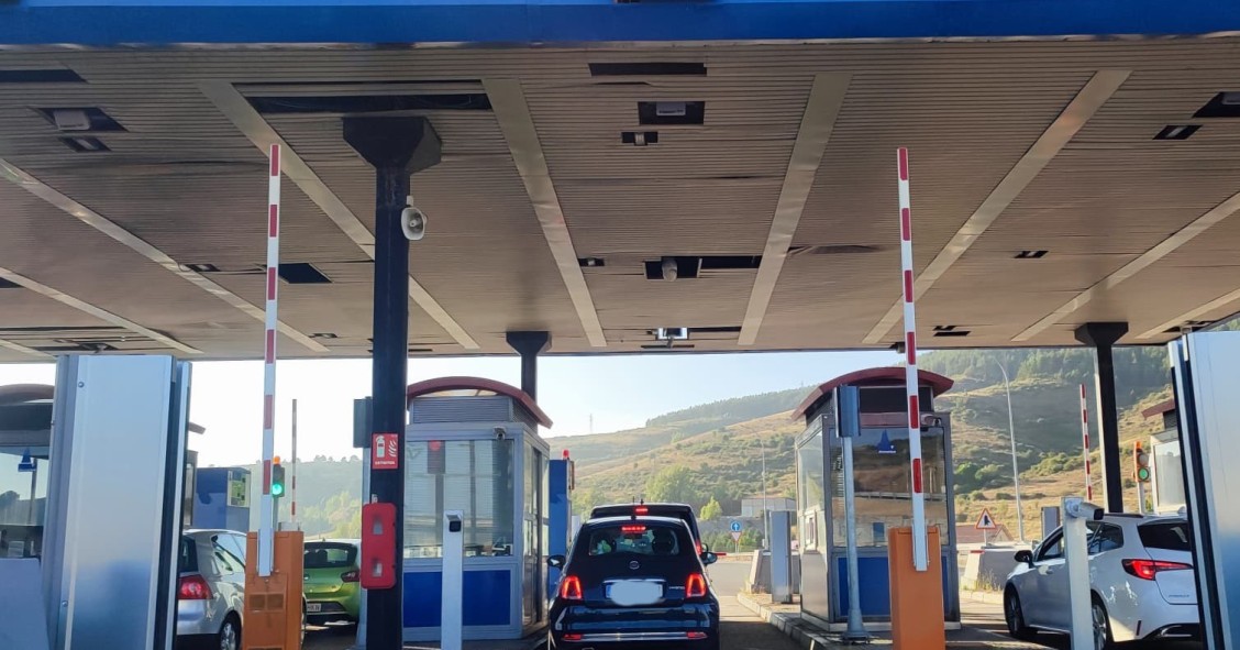 Barreras de peaje en una autopista