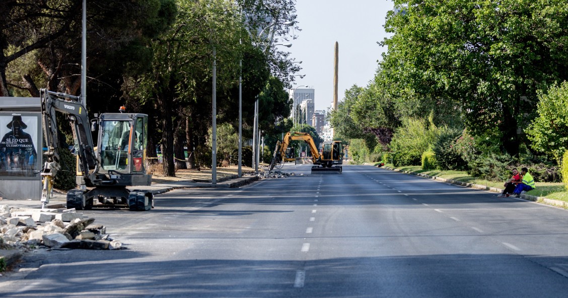 Archivo - Dos obreros trabajan durante el inicio de la segunda fase de las obras de Parque Castellana, a 4 de agosto de 2025, en Madrid