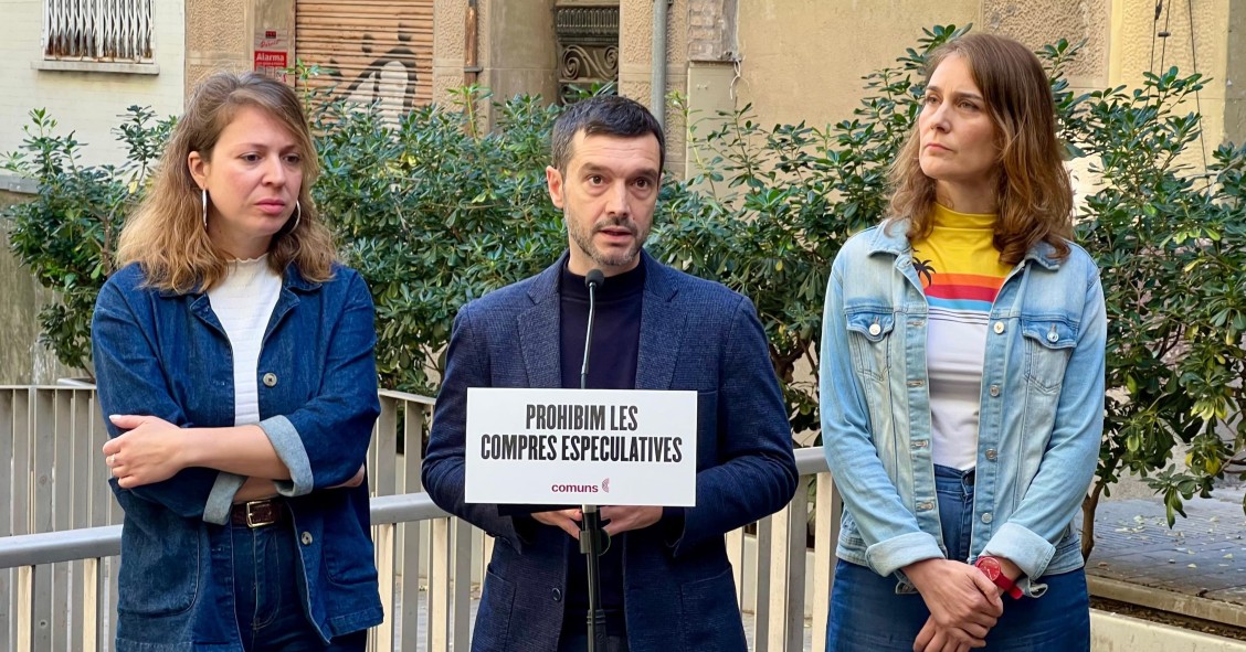 Bustinduy aboga por prohibir las compras especulativas de vivienda: "Es hora de actuar" El ministro de Derechos Sociales, Consumo y Agenda 2030, Pablo Bustinduy, en una atención a los medios en Barcelona junto a la líder de los Comuns en el Parlament, Jéssica Albiach, y la líder de BComú en el Ayuntamiento de Barcelona, Janet Sanz.