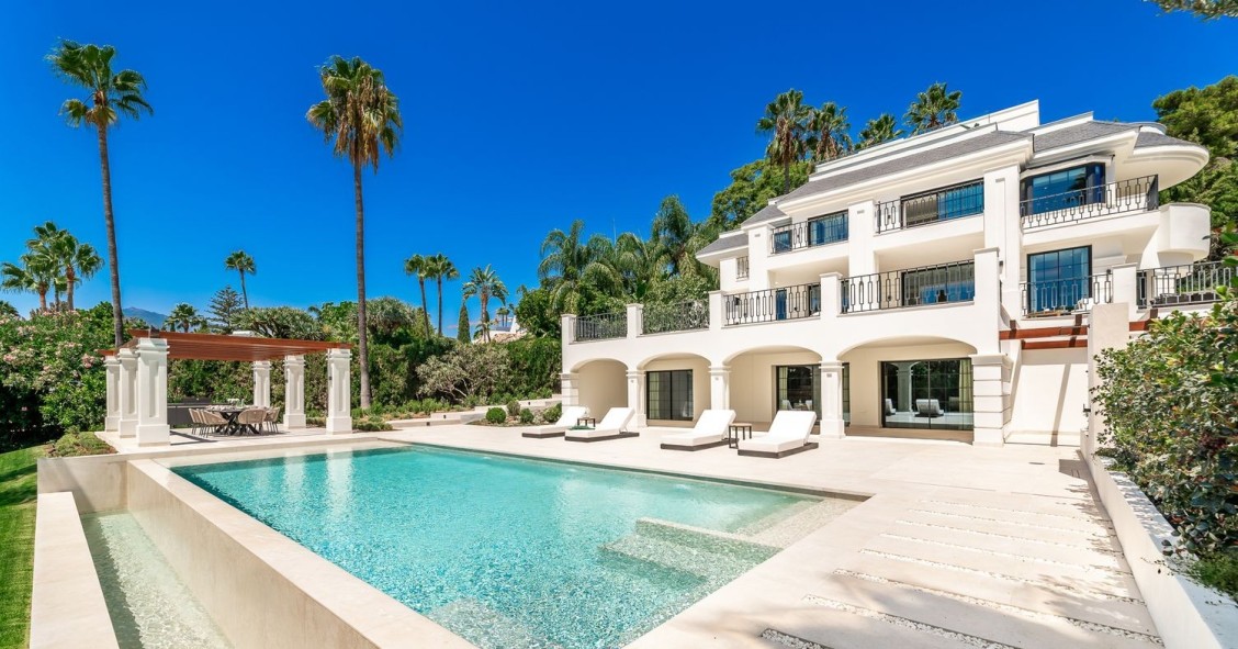 Costa del sol luxury market