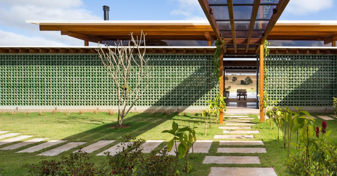 La Casa Jurumirim es una vivienda modular situada a orillas del embalse de Jurumirim, a unas cuatro horas de São Paulo, y está diseñada por Nitsche Arquitetos.