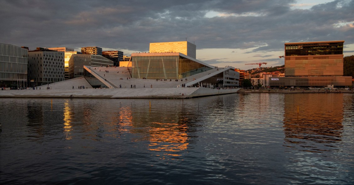 La Ópera de Oslo, concebida por el estudio Snøhetta, fue concebida como una gran superficie inclinada que invita a caminar sobre el edificio.