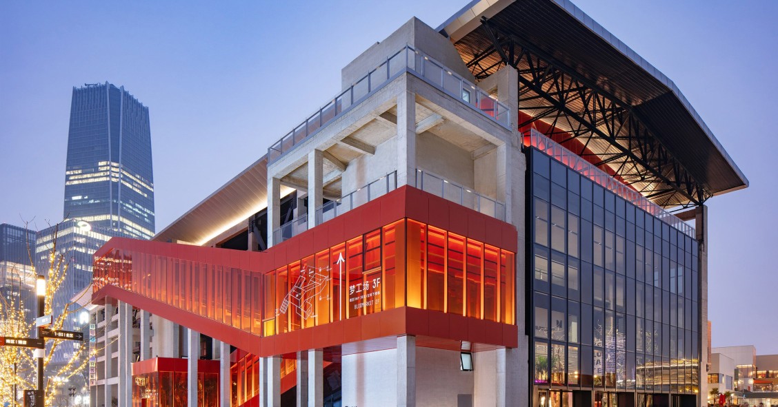 El edificio M Factory, lugar de una antigua planta de cemento, se erige como el corazón del nuevo distrito.