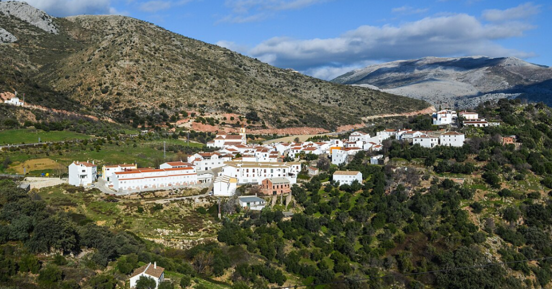 pueblo mas pequeño de malaga