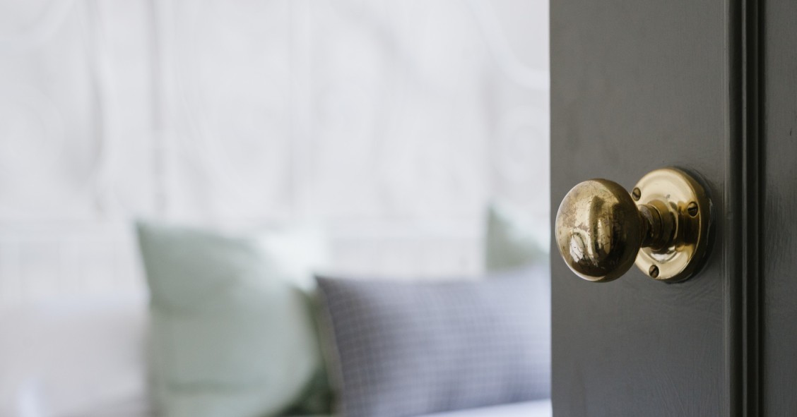 Cómo cerrar puerta habitación