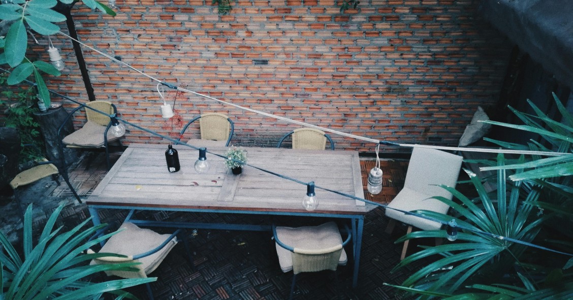 La Audiencia de Jaén revoca la orden de derribar un muro en una disputa familiar Patio con sillas, mesas y un muro en una vivienda familiar