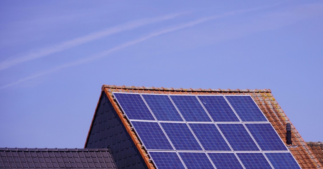 Tejado de vivienda con placas solares