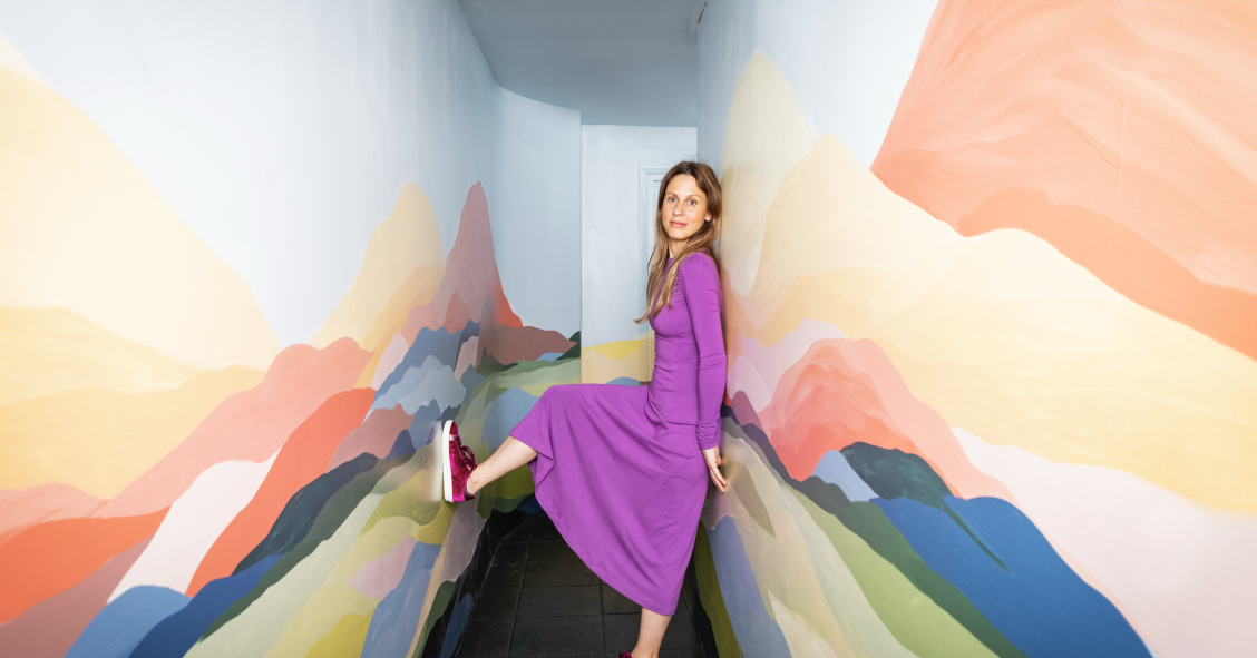 Sara Leonor en la entrada de su casa en Londres. 