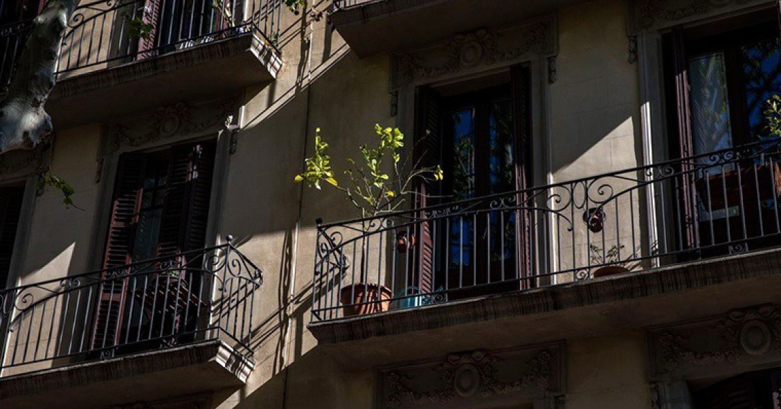 Archivo - Fachada de un edificio en Barcelona.