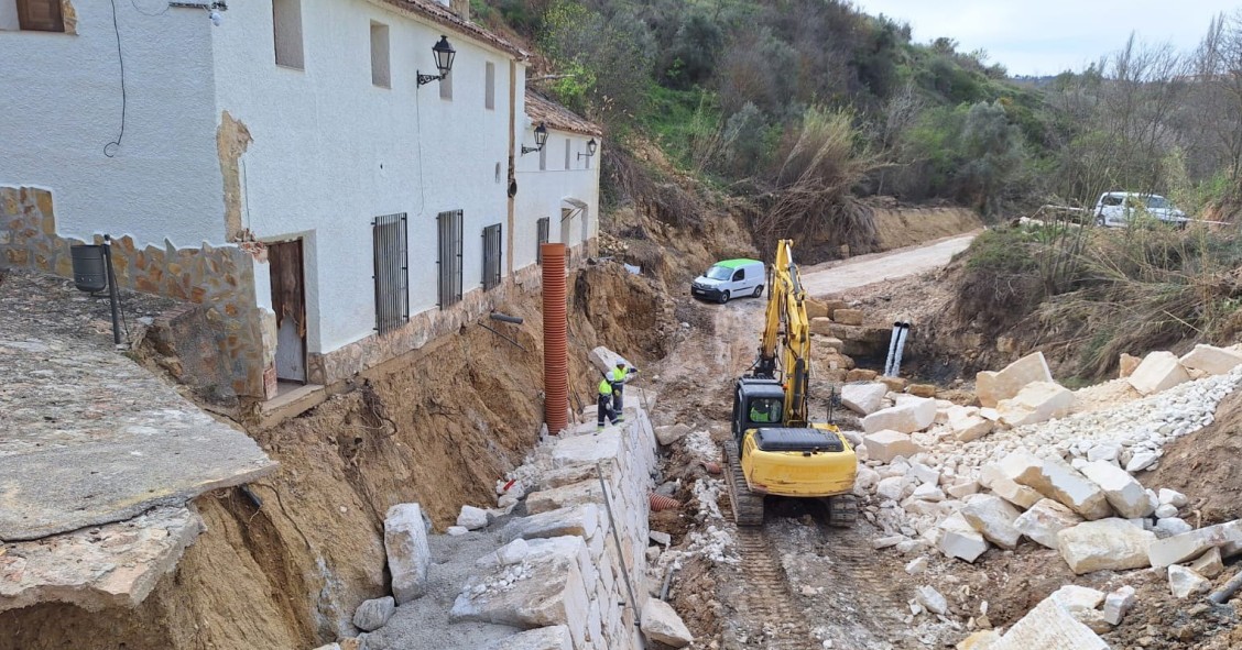Archivo - Ttrabajos de emergencia para la reparación de los daños causados por la dana en Letur en octubre de 2024.
