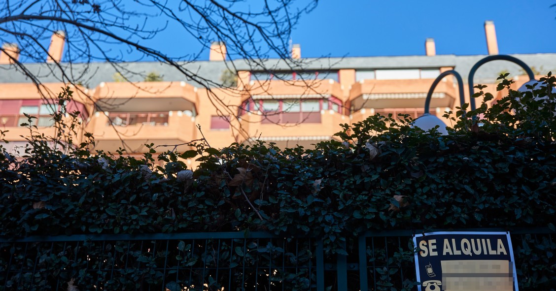 Un cartel de alquiler de viviendas, a 4 de enero de 2023, en Madrid (España). 