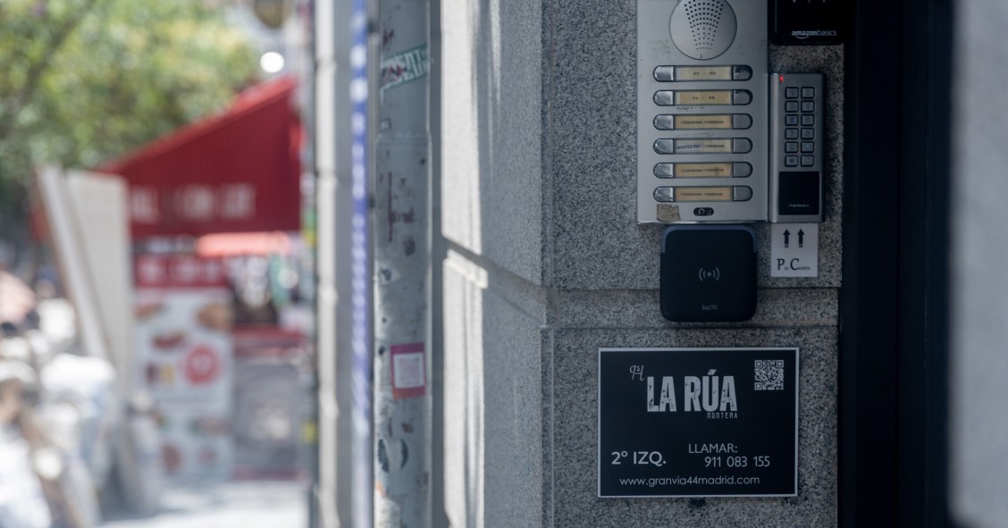 Caja de llaves de un apartamento turístico, a 1 de julio de 2025, en Madrid (España). 